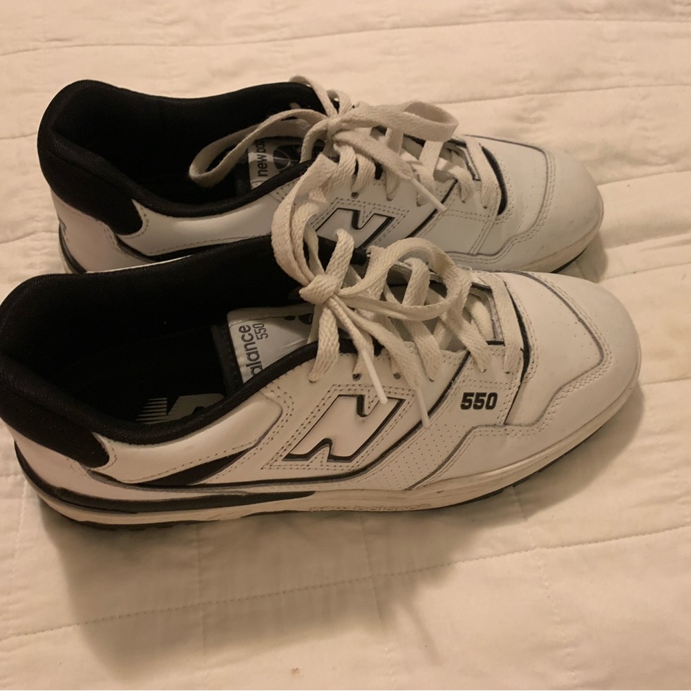 New Balance 550s Men’s 10, runs a little small. Very cute and worn only once.